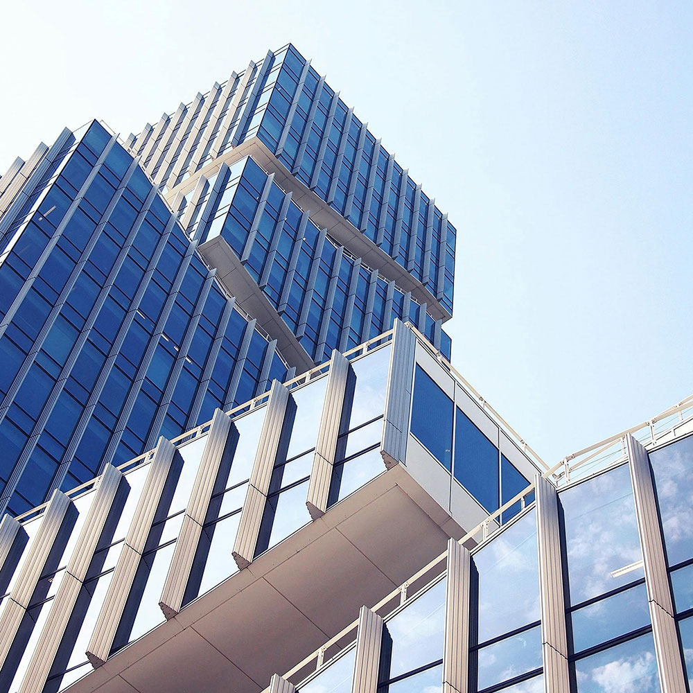 Planung und Koordination auf einem Schreibtisch mit Architekturwerkzeugen